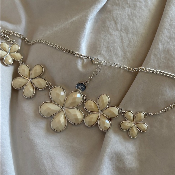 Liz Claibourne Silver toned White Facetted Flower Necklace and earrings set - Picture 11 of 12